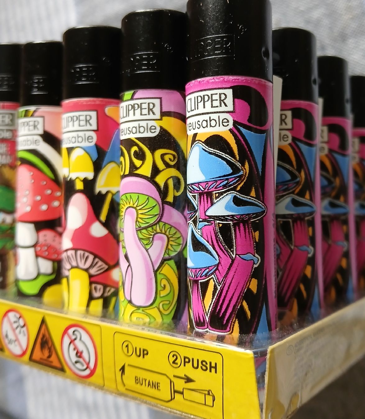 Clipper Accendini: clippers 40 x  . master chief / psychedelic mushrooms – Nuovo e nell'imballaggio originale da Lausanne venduto da Soulbrother 1