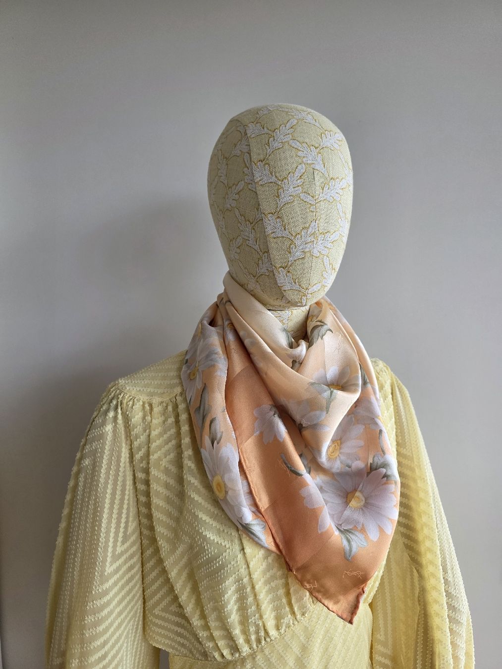 Saint Laurent Foulard & Sciarpe: YSL Seidentuch 86 × 86 cm – Nuovo (secondo la descrizione) da Zürich venduto da LIMAR 1