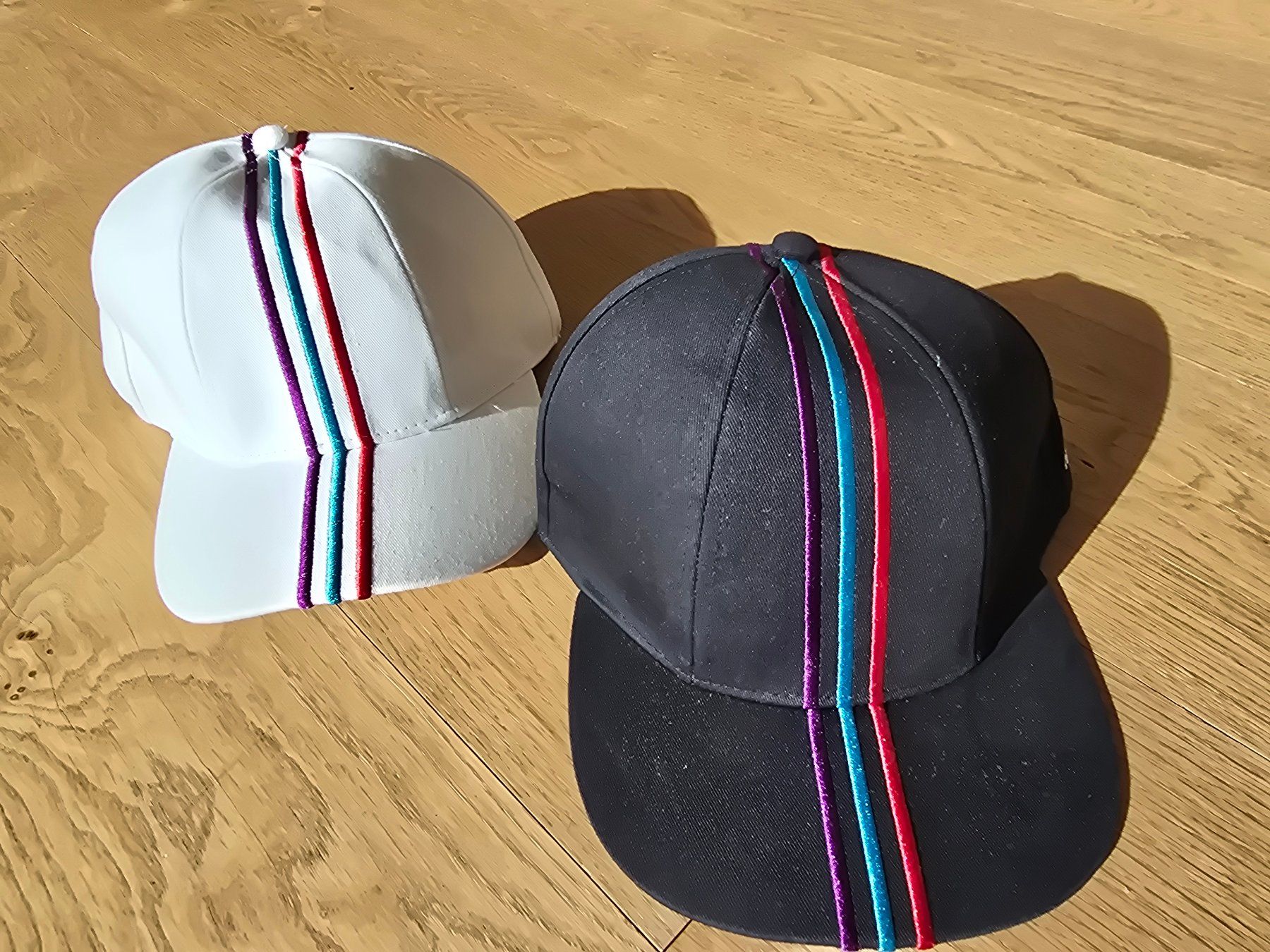 Copricapi, berretti & cappellini: 2 Caps, Helvetia.ch, schwarz & weiss – Usato da Fehraltorf venduto da buylow3000