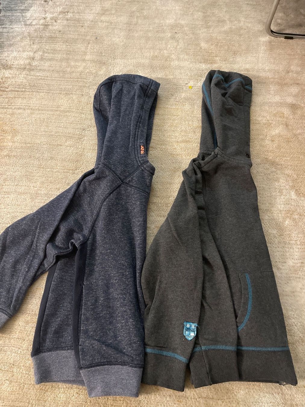 Maglioni & Felpe: Kinderkleiderpaket : 3 warme Pullover + 3 Mützen & Schal, Gr – Usato da Zug venduto da Jm2005 2