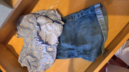Kurzes Oberteil mit Blumenmuster und Jeansshorts Grösse S