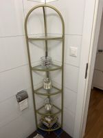 Goldfarbenes Eckregal mit Glasböden 