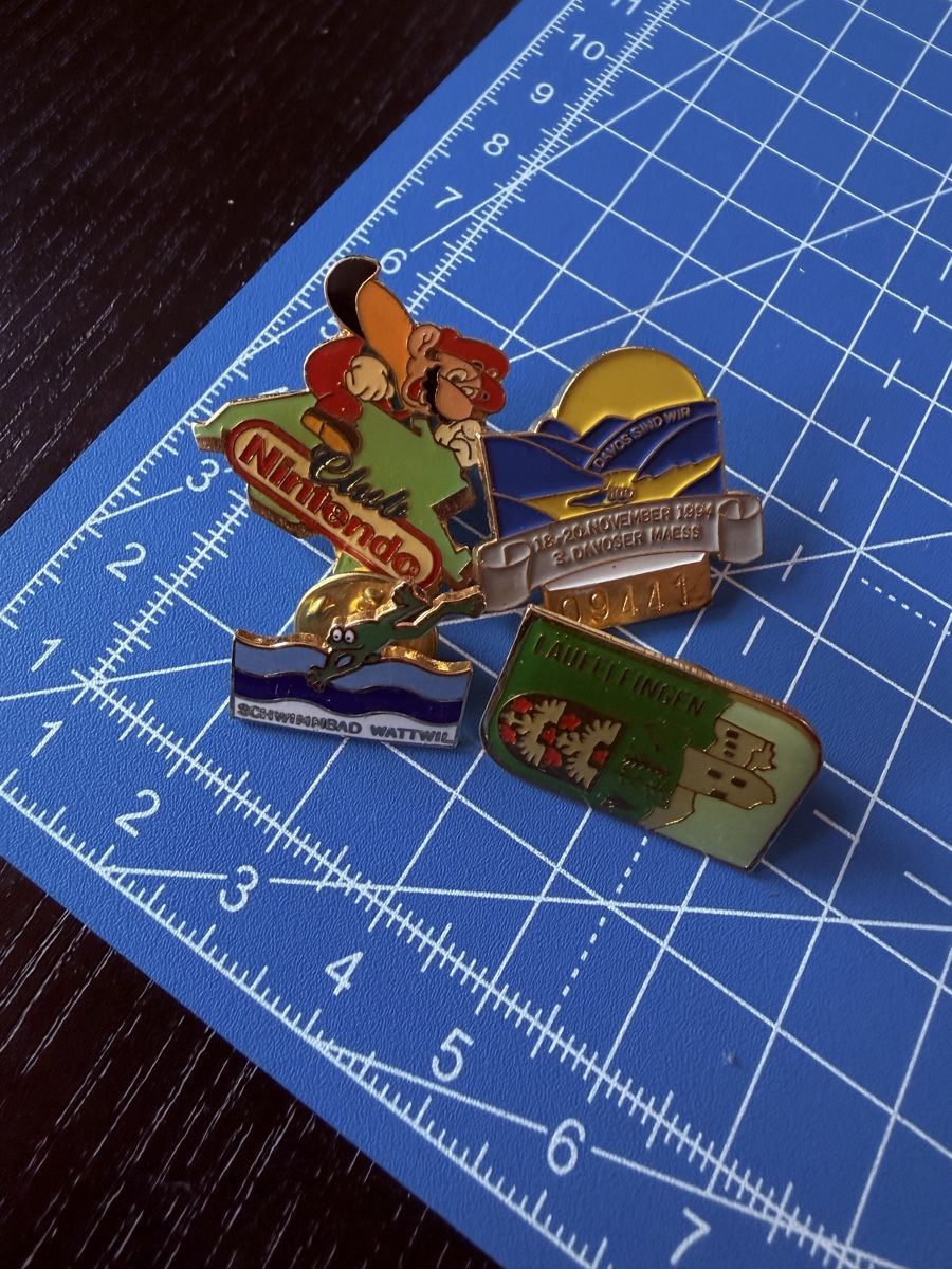 Broschen & Nadeln: 90er Jahre Pins – Gebraucht aus Zürich von moneyplease 5