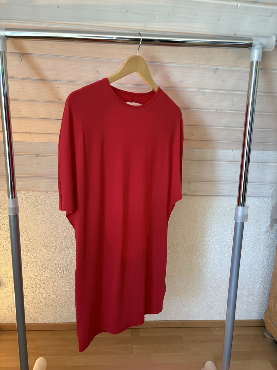 Kleider: ROTES KLEID MIT TIEFEM RÜCKENAUSSCHNITT – Neu (gemäss Beschreibung) aus Bettwiesen von wombat90