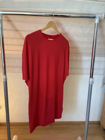 ROTES KLEID MIT TIEFEM RÜCKENAUSSCHNITT
