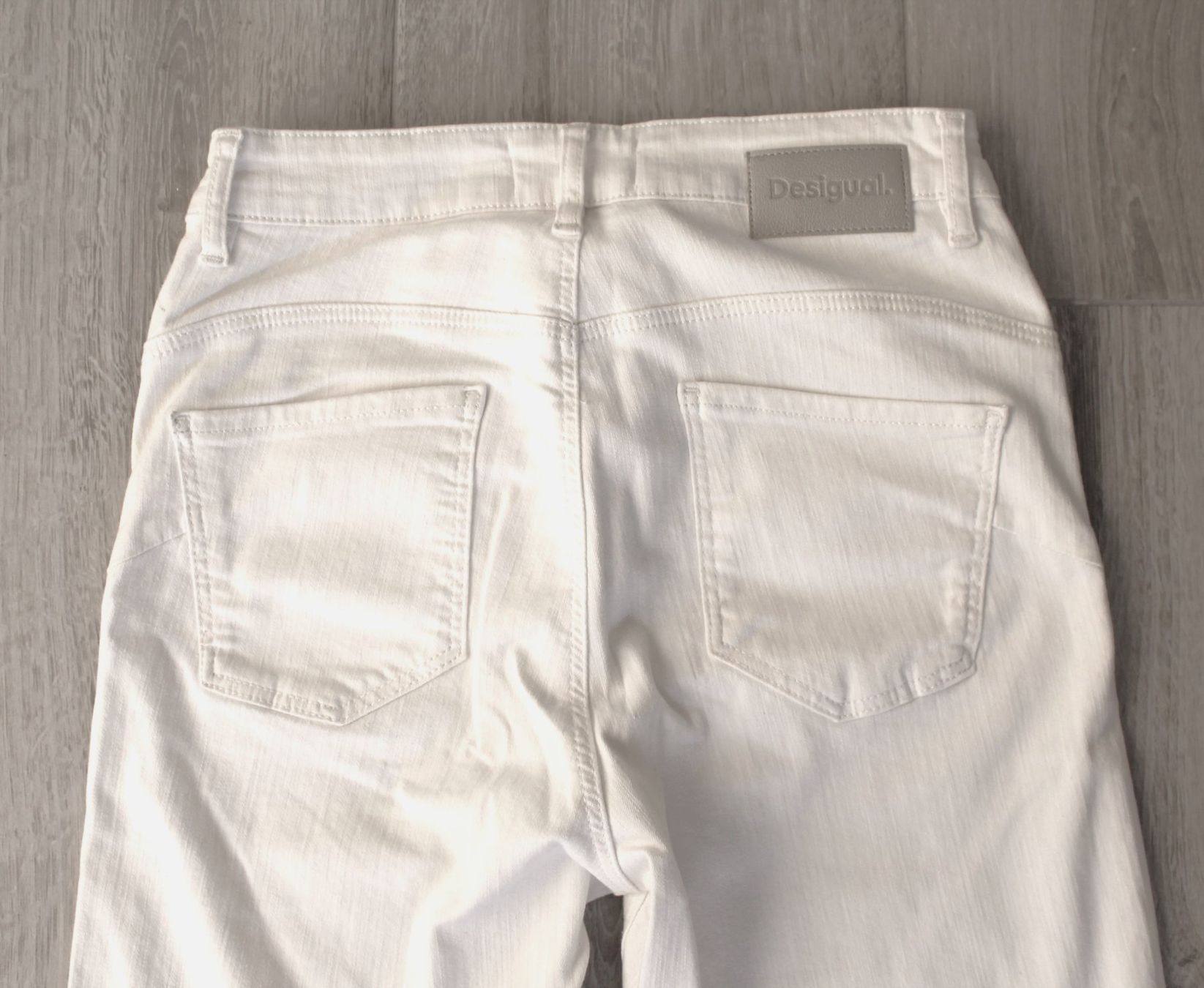 Desigual Pantaloni: Pantalon DESIGUAL blanc 40 – Usato da Chez-le-Bart venduto da jasse 1