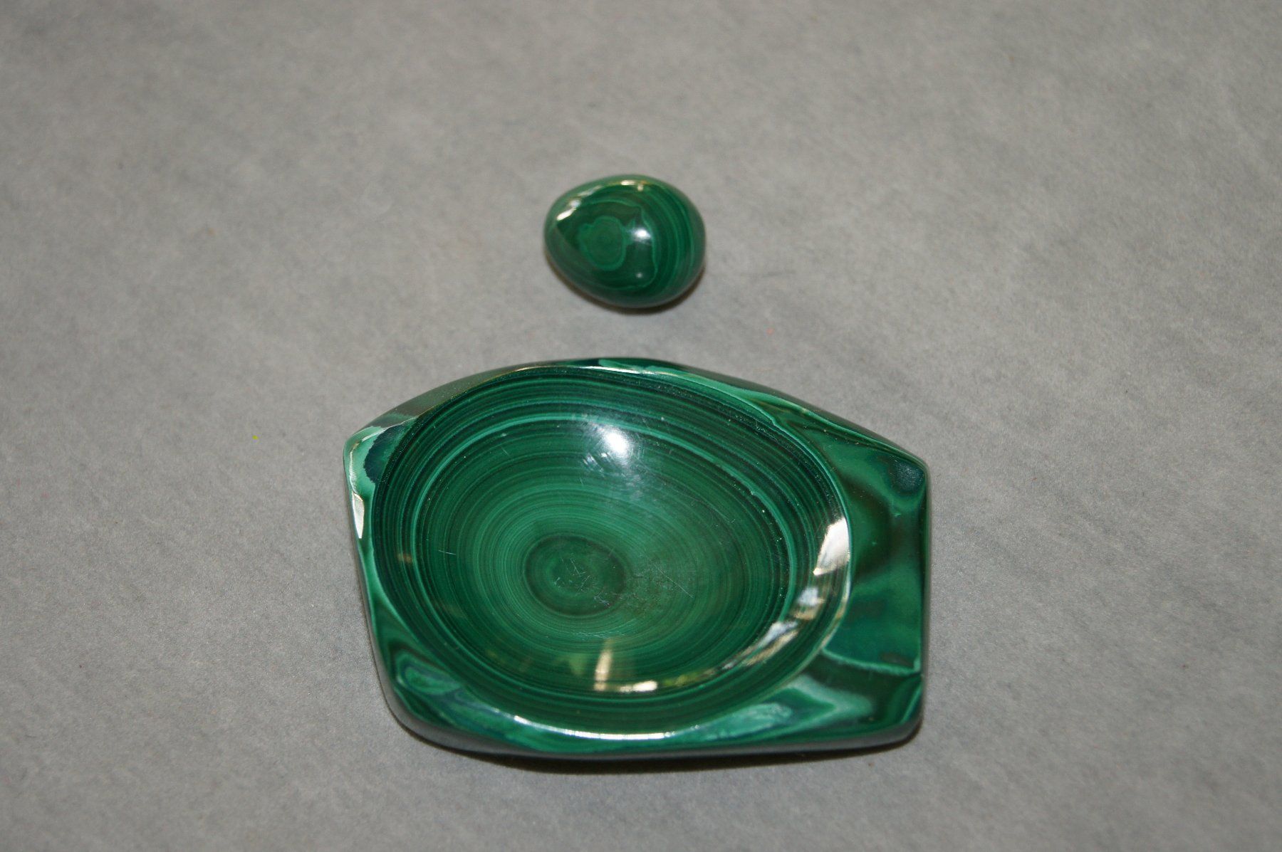 Minerali & Pietre curative: Zauberhafte Malachit-Schale mit Ei – Usato da Geroldswil venduto da ARTEFACTO 1