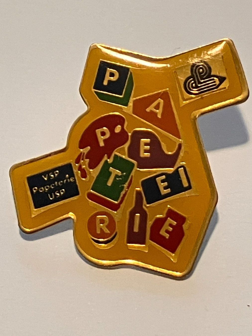 Placchette & Badge: 1 Pin Papeterie – Usato da Basel venduto da djwwpp