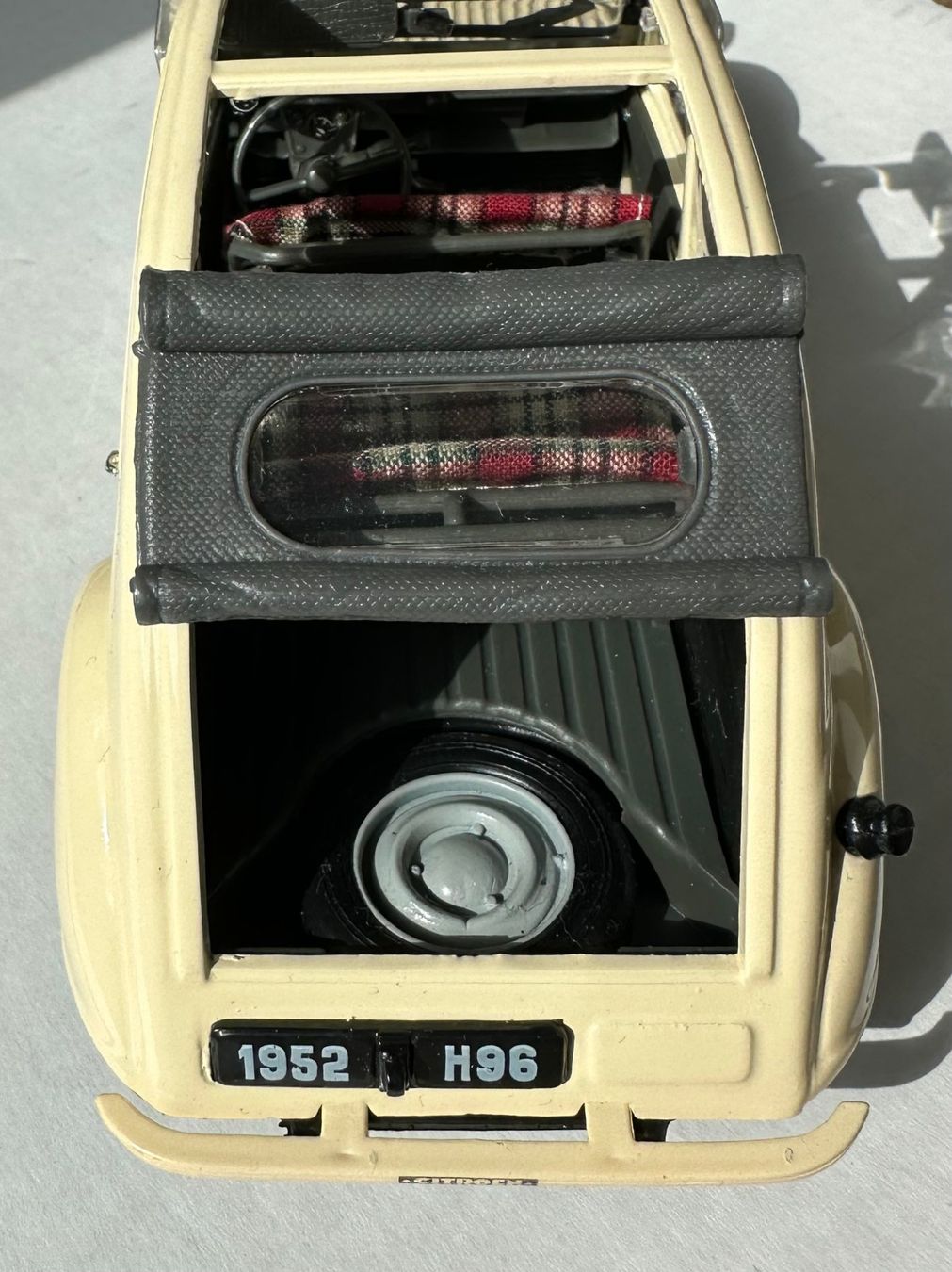 Citroën Modellini d'auto: Citröen 2CV Modell, Döschwo  1:18 – Usato da Adligenswil venduto da e17s15 5