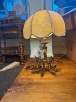Antike Tischlampe mit speziellem Fuss und Stoffschirm