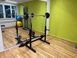 Hantelbank mit Hantelstange und Gewichten guter Zustand