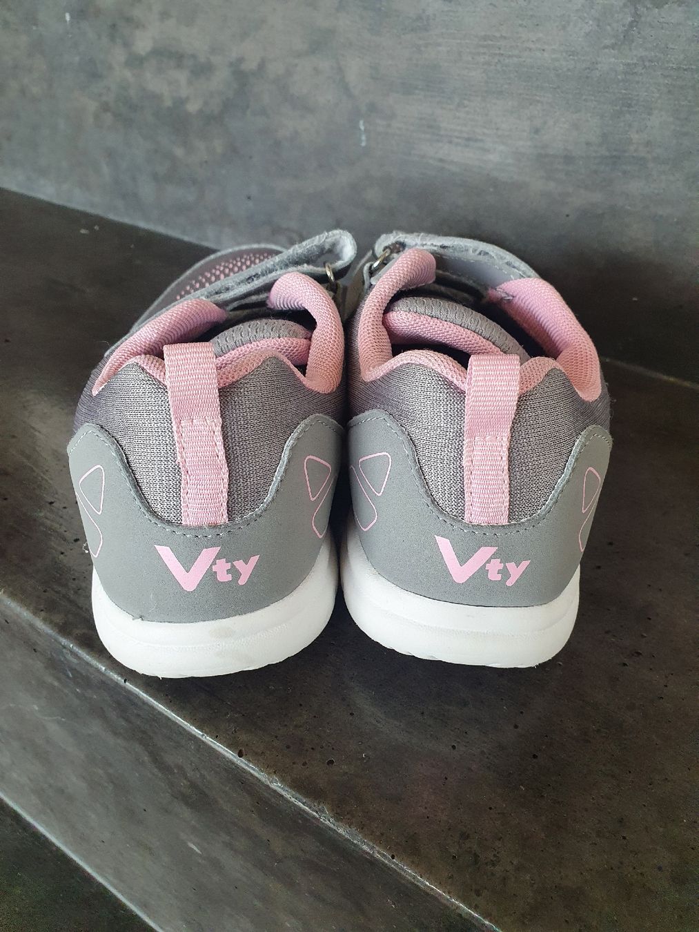 Schuhe für Mädchen: Turnschuhe / Hallenturnschuhe Gr. 33 – Gebraucht aus Villars-sur-Glâne von richardette 2