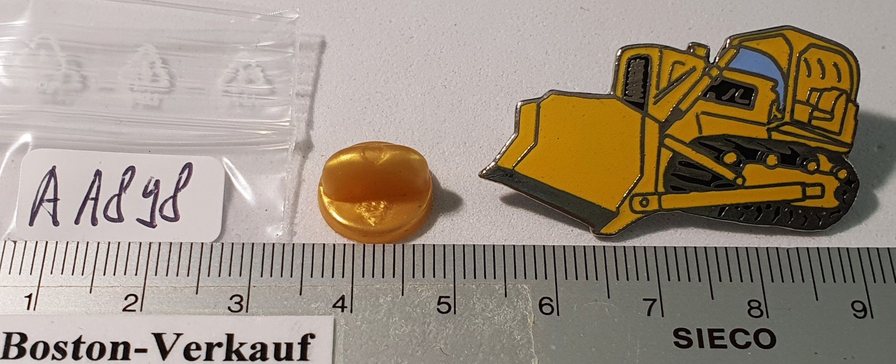 Placchette & Badge: AA898 - Pin Bulldozer Baumaschine Planierraupe – Usato da Reinach BL venduto da Boston-Verkauf 1