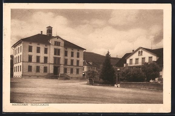 Cartoline postali: Menziken, Schulhaus mit Strassenpartie – Usato da Berlin venduto da bartko-reher