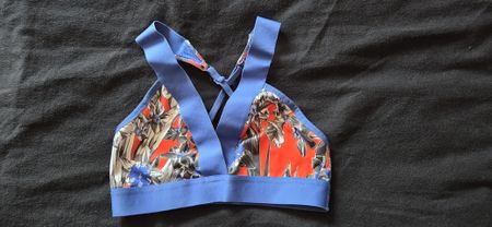 Stylish Summer Sports Bra S - Vibrant Floral Design!