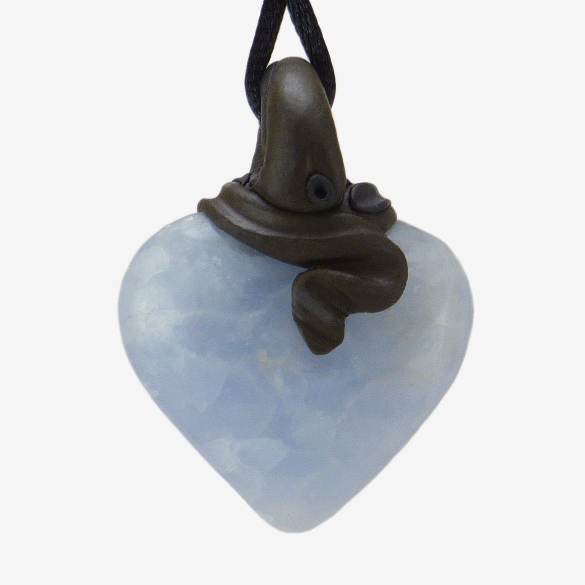Minerali & Pietre curative: Blauer Calcit Steinanhänger mit eingefasstem Amethyst – Nuovo e nell'imballaggio originale da Meilen venduto da Kaleidoskopia 2