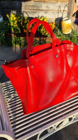 Sac à main rouge rigide