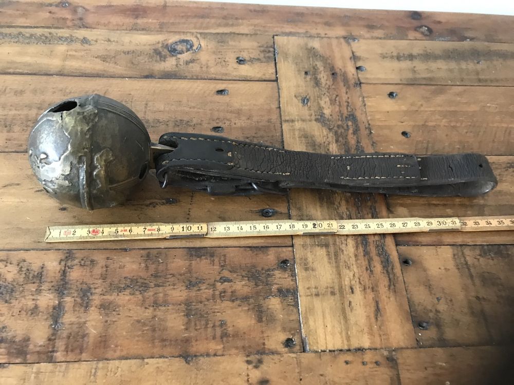 Campanacci mucche: Antike Glocke Schelle mit Lederband – Usato da Rapperswil SG venduto da cosiba01 1