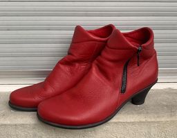 Magnifiques bottines à talon ARCHE en cuir fin rouge n.38