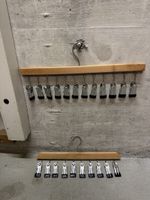 2 Kleiderbügel aus Holz mit 10/12 Clips, wie neu!