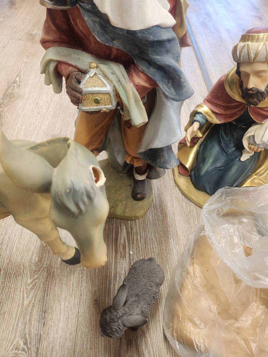 Tutte le decorazioni: Grosse Weihnachtskrippe mit Figuren und Tieren – Usato da Tuggen venduto da Zweitechanceboutique 6