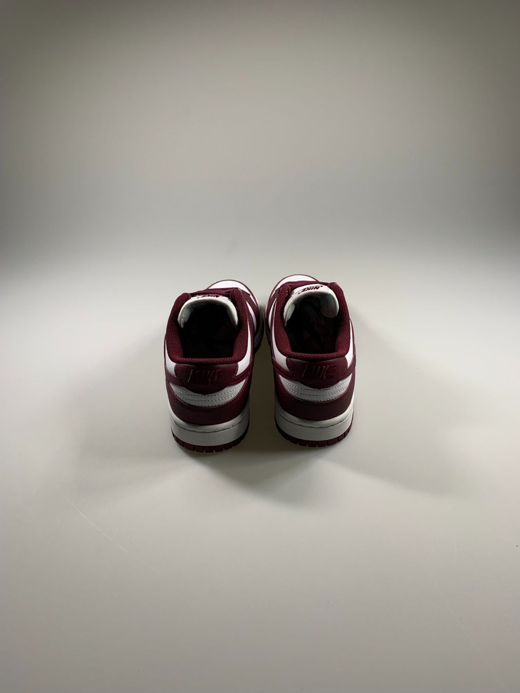 Scarpe da uomo: Nike Dunk Low Bordeaux (Womens) – Nuovo e nell'imballaggio originale da Thörishaus venduto da SnkrsVie 1
