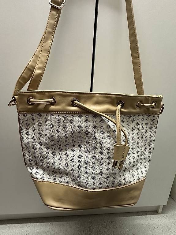 Borse da donna: Tasche / Umhängetasche – Usato da Zürich venduto da mel_v8qp
