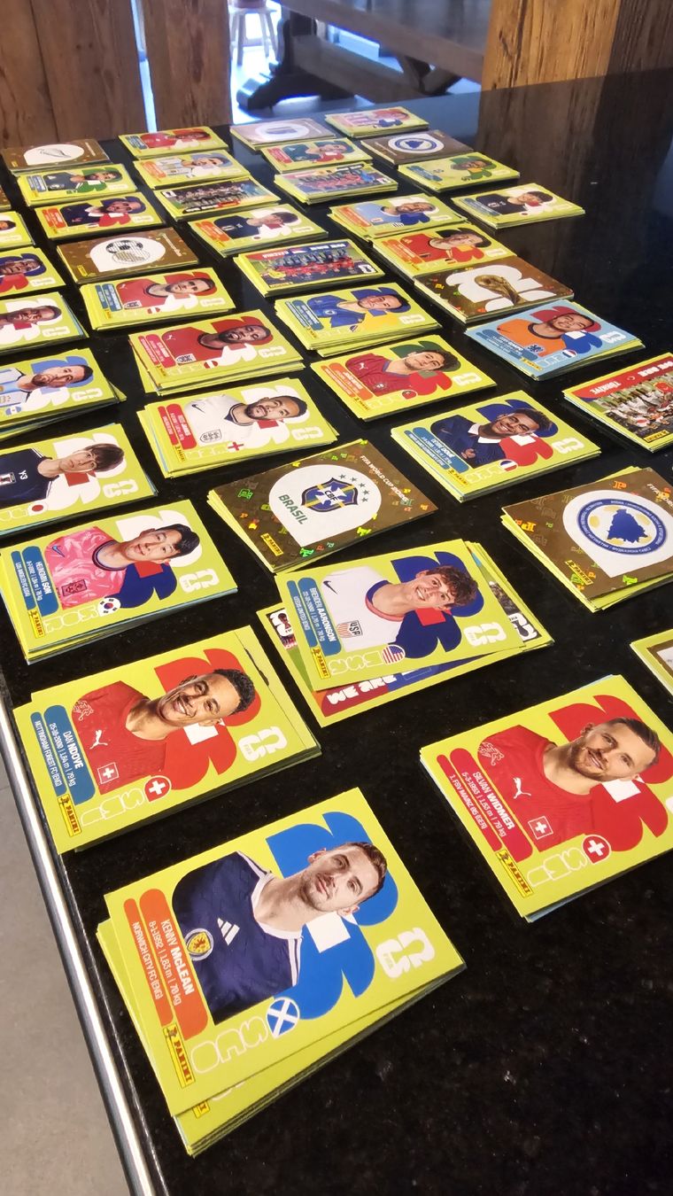 Panini Cartes à collectionner: 436 autocollants PANINIS 2026 – D'occasion à Essert FR par nicolas110