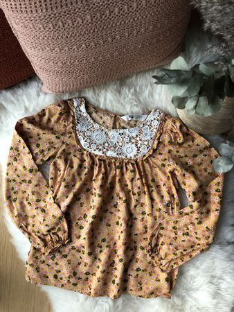 Süsse Bluse mit Blumenmuster und Spitze, Gr. 134💐✨