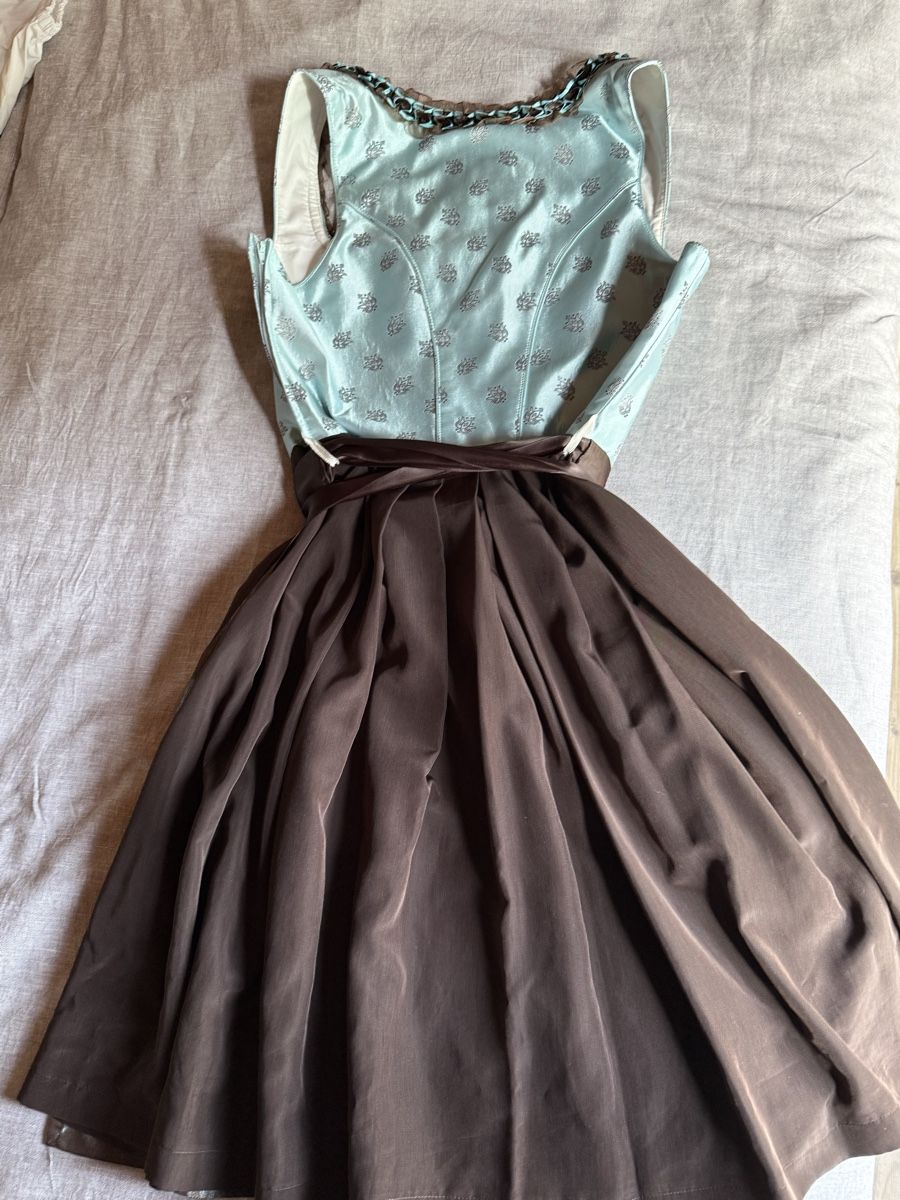 Vestiti: Dirndl  – Usato da St. Gallen venduto da Tumbleweedy 1