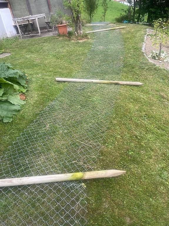 Zäune: 10 m Maschendrahtzaun mit 4 Pfählen – Gebraucht aus Heiden von BidBaron