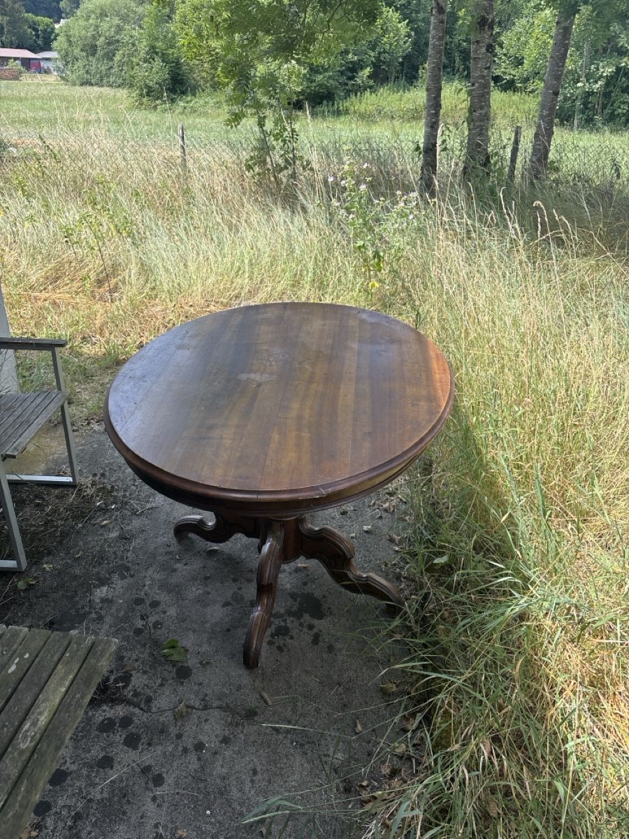 Tische: Antiker Tisch – Gebraucht aus Riehen von Bachus18