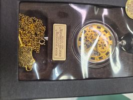 Skelett-Taschenuhr mit römischen Zahlen und Kette