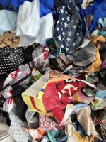 Stoffreste-Sack: kunterbunt, ideal für Patchwork + Basteln!