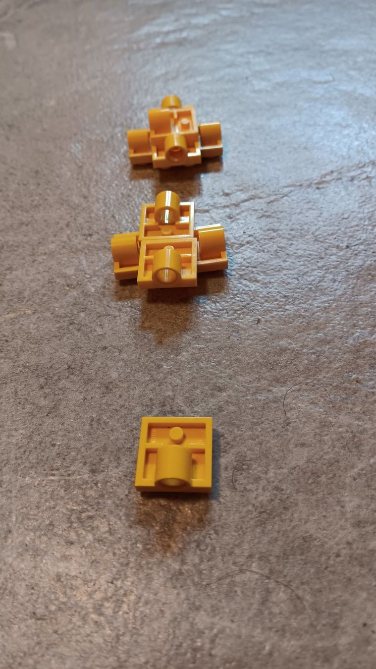 Lego Kit di costruzioni: Lego - Technic - Plate 2x2 with connection - Yellow - 10x – Usato da COLLOMBEY venduto da Lego80s 1