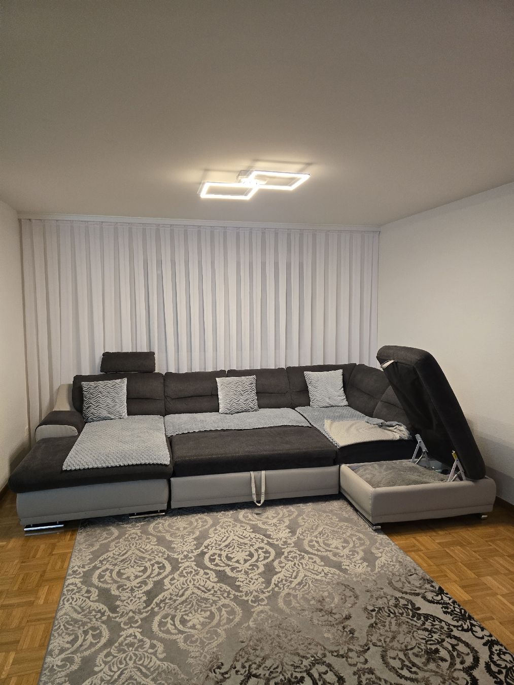 Sofas: Wohnlandschaft grau schwarz mit Bettfunktion – D'occasion à Winterthur par AMKOM5E39 4