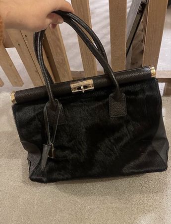 Elegante Handtasche aus Echtleder und Fell, Schwarz