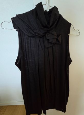 Schwarzes Top mit Kragen und Blume, Grösse M, neuwertig