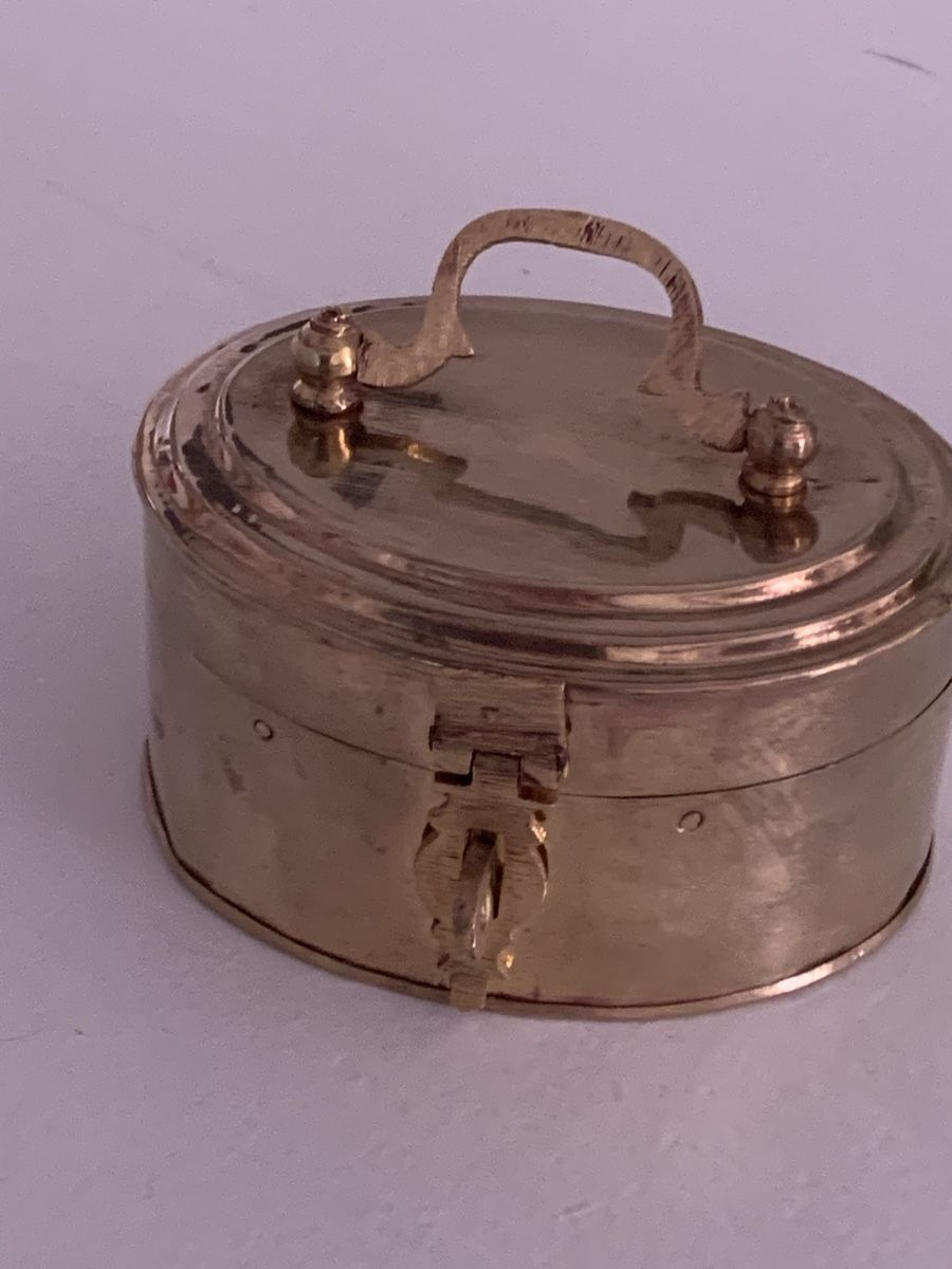 Barattoli: Kleine Schmuckdose aus Messing oval mit Deckelgriff – Usato da Nunningen venduto da silvermoon68