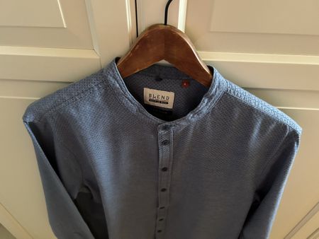 Hemd BLEND mit Henley-Kragen, blau, Grösse M