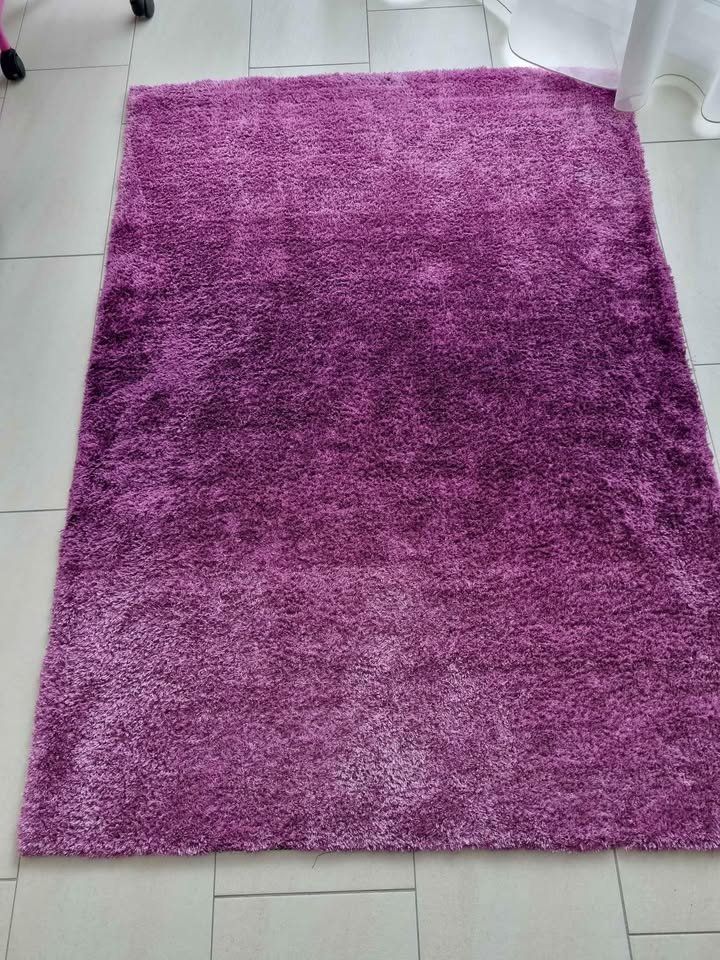 Teppiche: Lila Teppich mit Farbverlauf 120x70 – Gebraucht aus Ganterschwil von Nike18