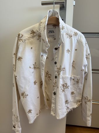ZARA - Weisse Jeansjacke mit floralen Details Grösse S