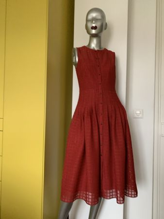 AKRIS: Exklusives rotes Kleid aus japan. Stoffqualität, 36