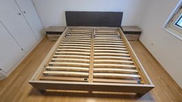Bett mit 2 Nachttischen