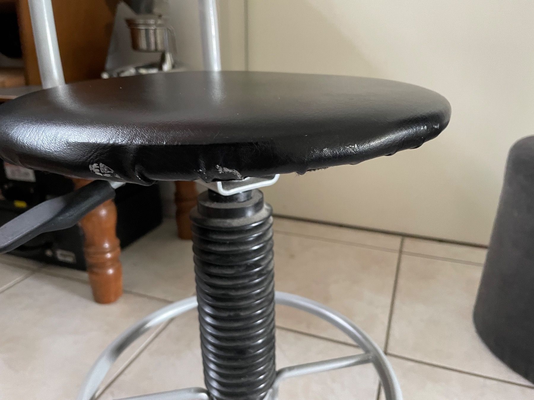 Hocker: Tabouret Pivotant en Métal Siège Cuir – Gebraucht aus Vallamand von Bricbracbroc82 6