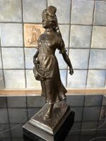 " Bäuerin mit Korb" Zinkguss
