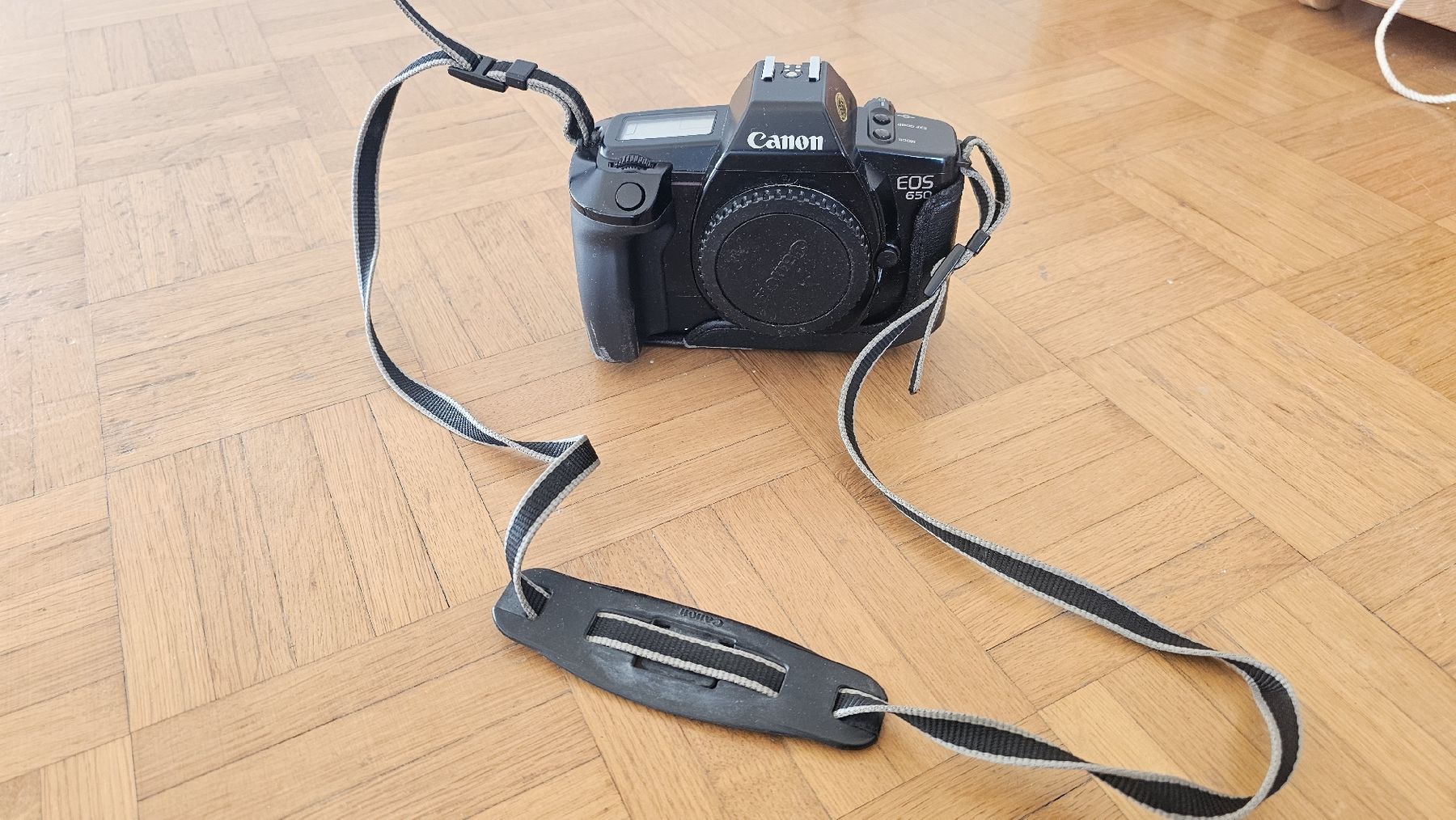 Canon Kamera: Canon EOS 650, Spiegelreflexkamera, analog, ohne Objektiv – Gebraucht aus Bottmingen von Jbilli