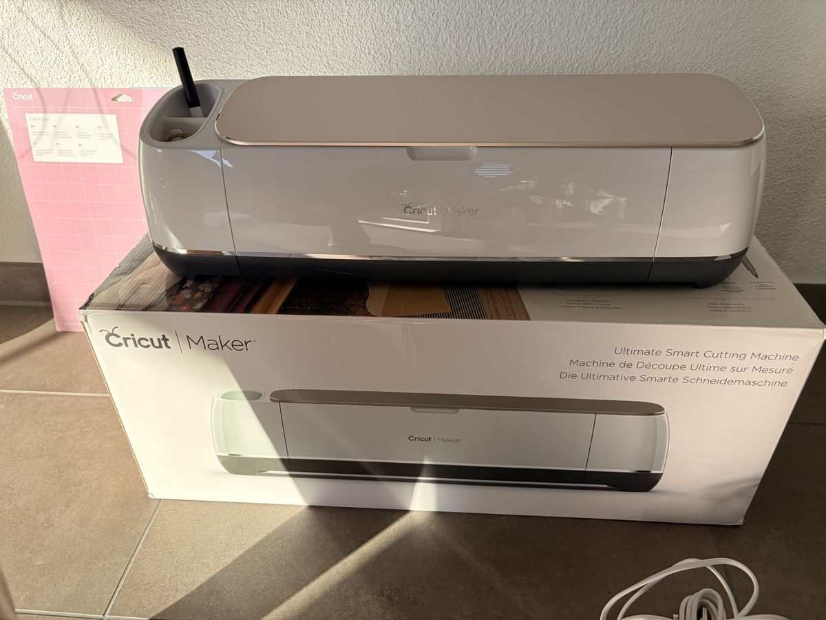 Cricut Kit bricolage: Machine de découpe Cricut Maker avec accessoires – Nuovo (secondo la descrizione) da Le Mont-sur-Lausanne venduto da it-sell 2