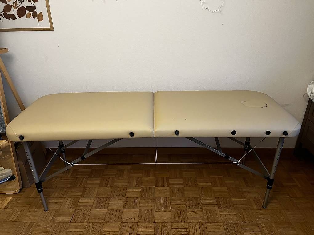 Dispositivi per massaggi: Massage table, used only a few times at home – Usato da Bern venduto da mad_fn5b