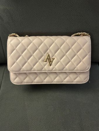 Rosa Handtasche mit goldener Kette